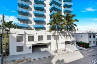 225 Collins Ave in Miami Beach, FL - Foto de edificio - Building Photo