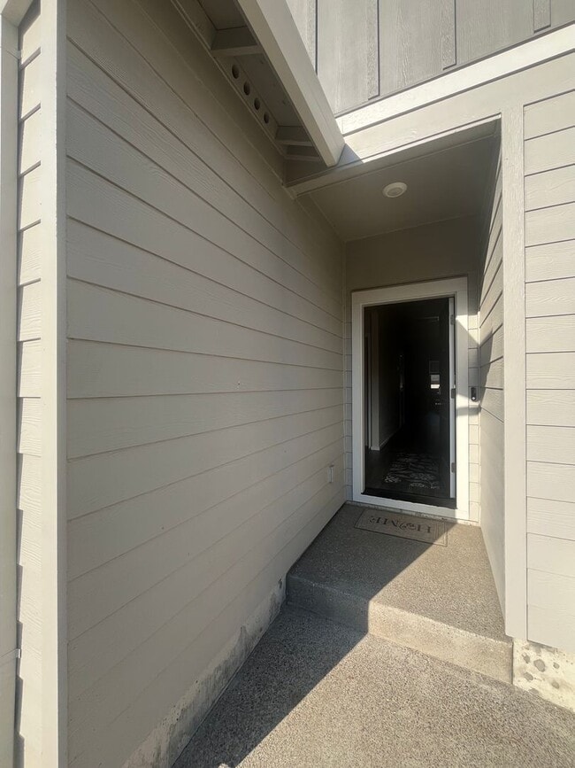 482 E 4th St in Lowell, OR - Building Photo - Building Photo