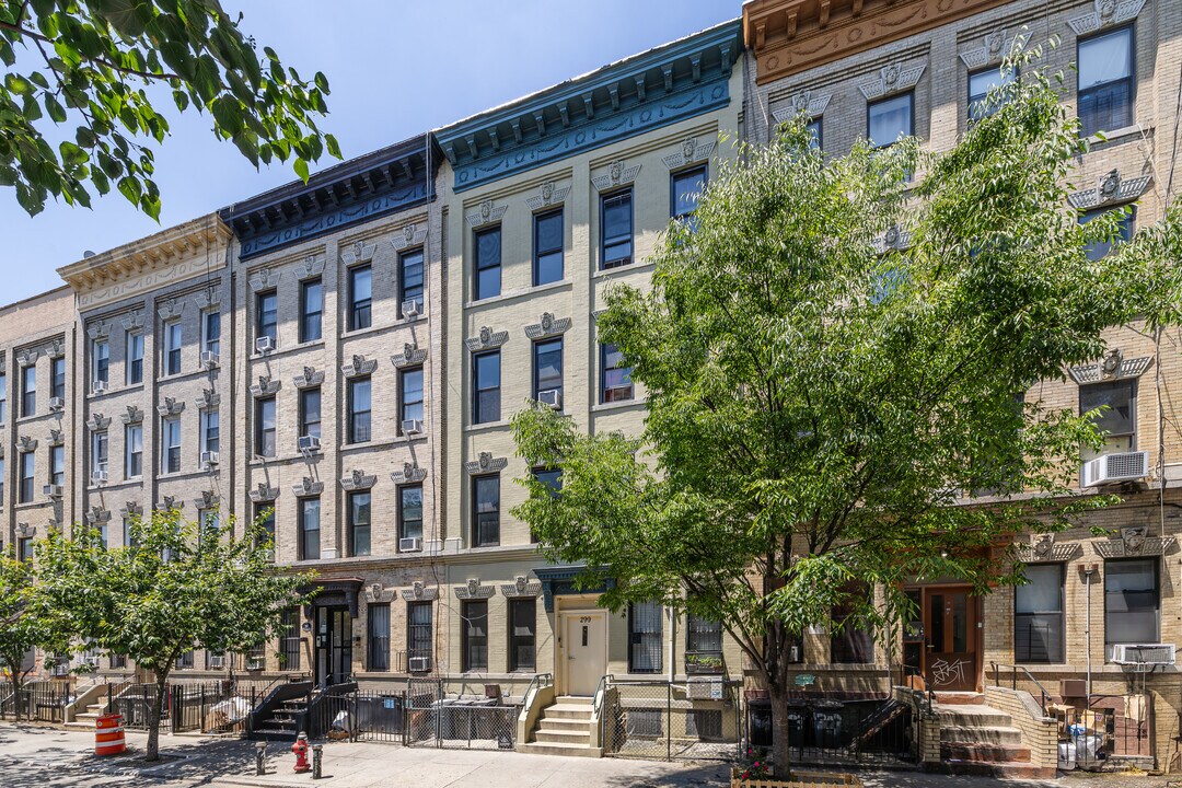 299 Troutman St in Brooklyn, NY - Building Photo