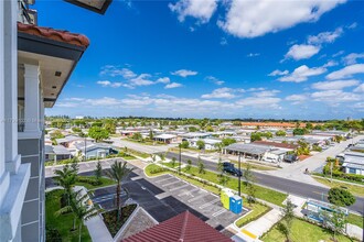 400 NW 112th Ave in Doral, FL - Foto de edificio - Building Photo