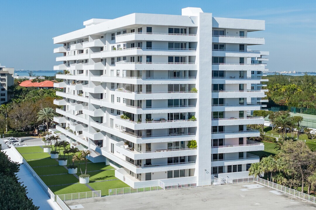 Commodore Club South in Key Biscayne, FL - Building Photo