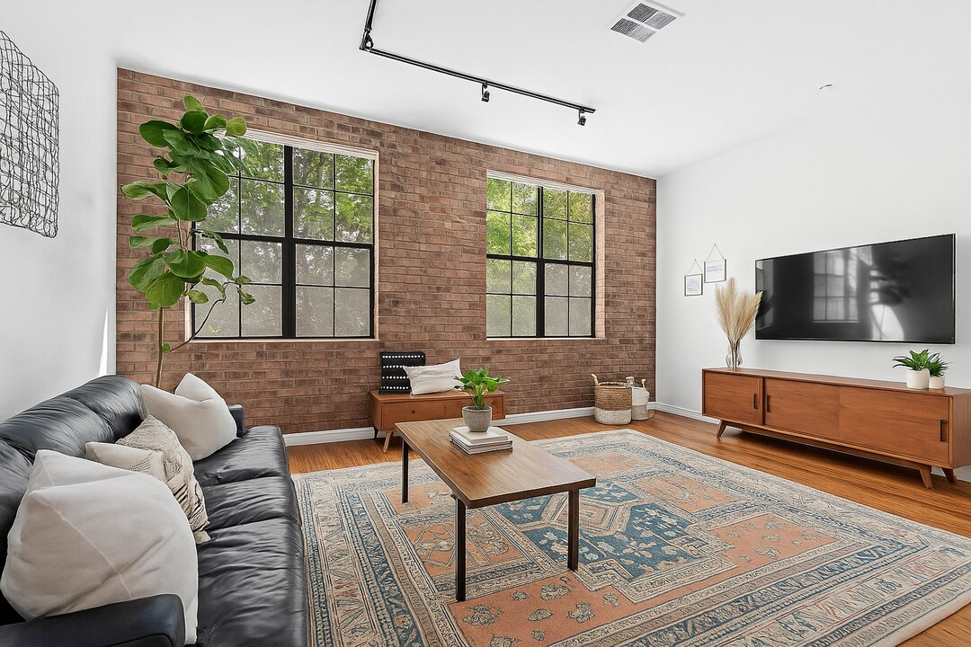 503 W Maple Ave in Orange, CA - Building Photo