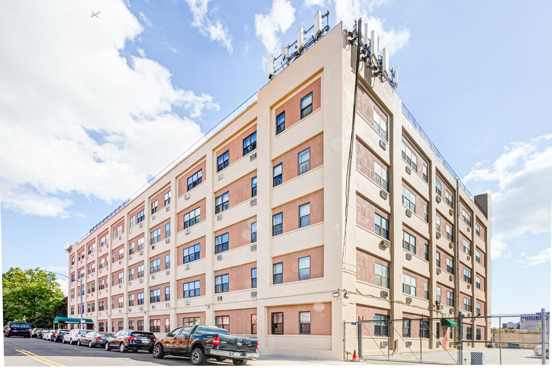 Green House Condominium in Elmhurst, NY - Foto de edificio