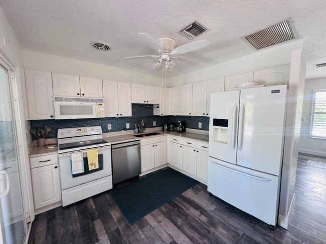 property at 1020 S 14th Ct