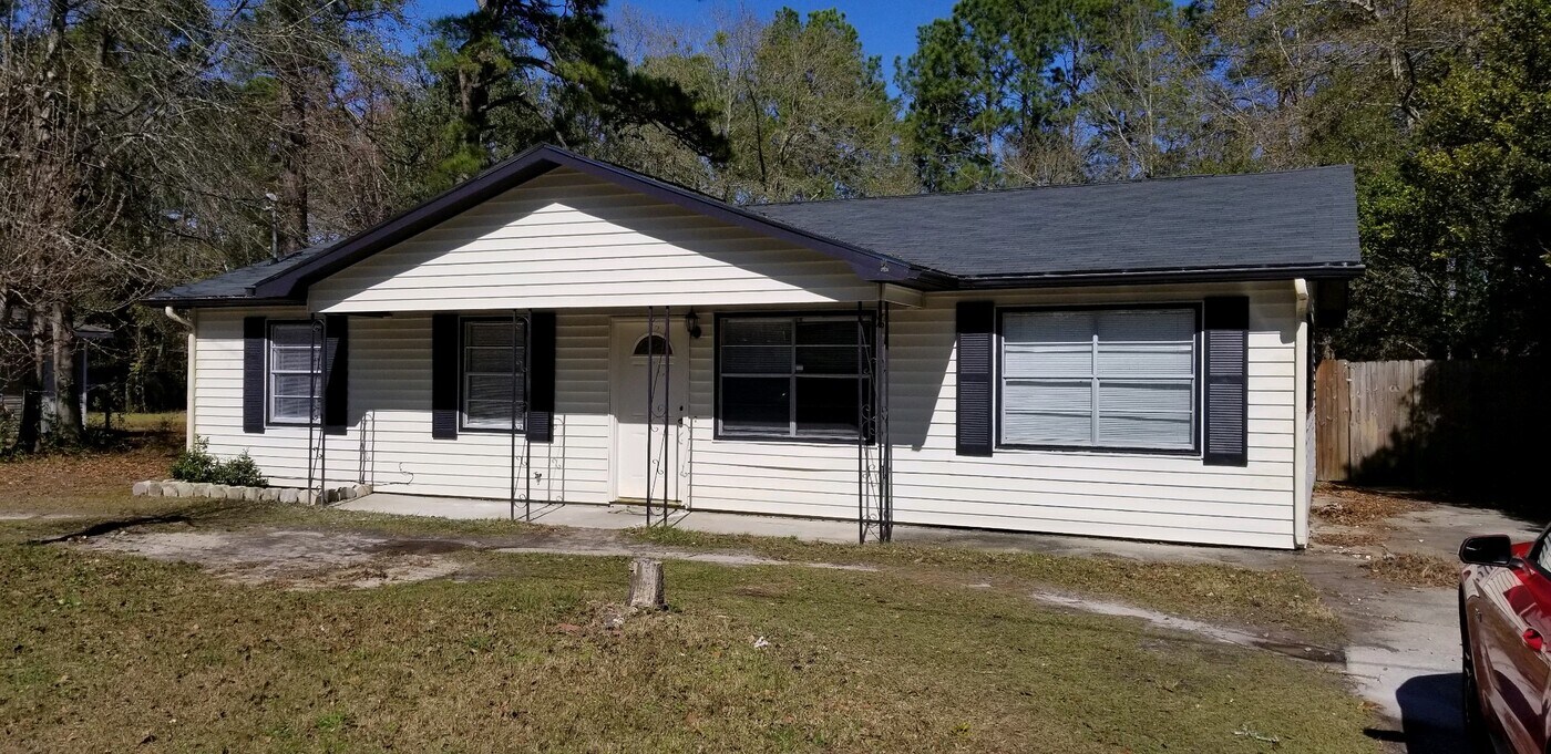 650 Fleming Rd in Hinesville, GA - Building Photo