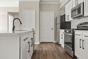 The Overlook at Quarry Hill in Austin, TX - Building Photo