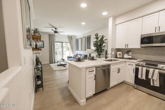 7677 W Paradise Ln, Unit M201 in Peoria, AZ - Building Photo - Building Photo