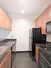 66 Pearl St, Unit 13F in New York, NY - Building Photo - Building Photo
