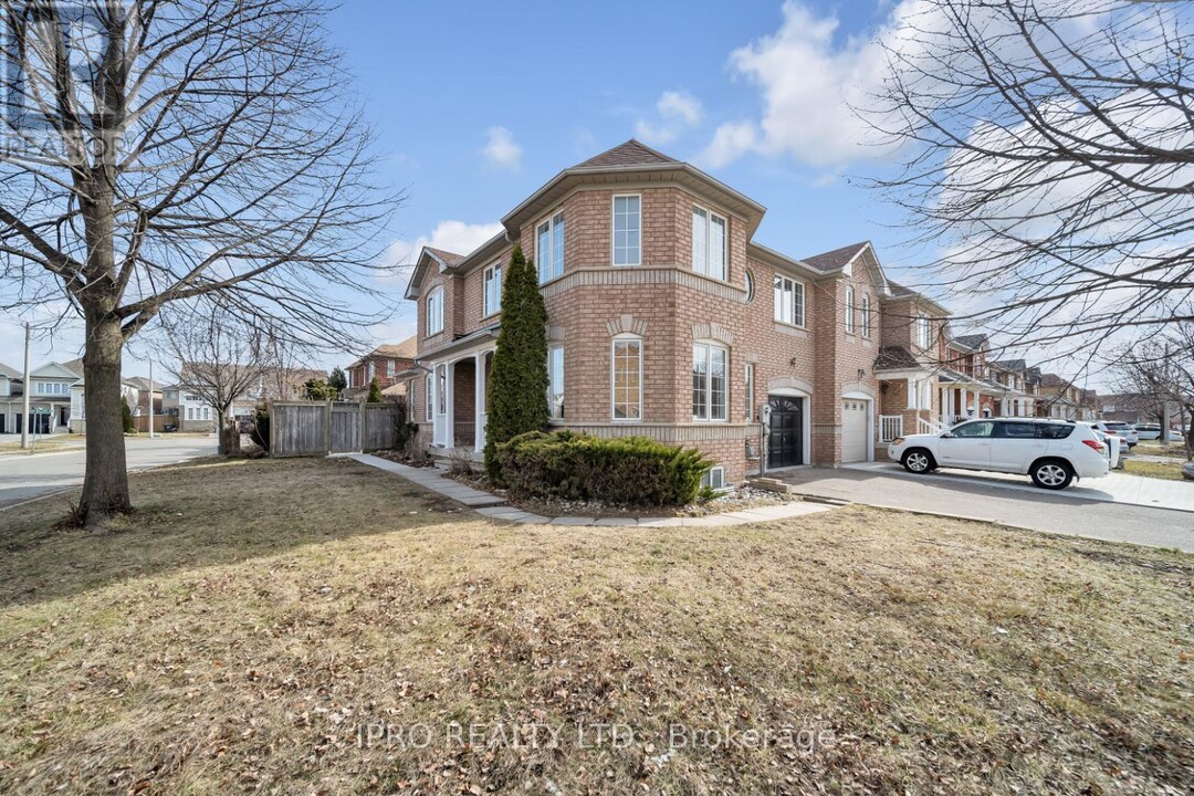 31 Bramcedar Crescent in Brampton, ON - Building Photo