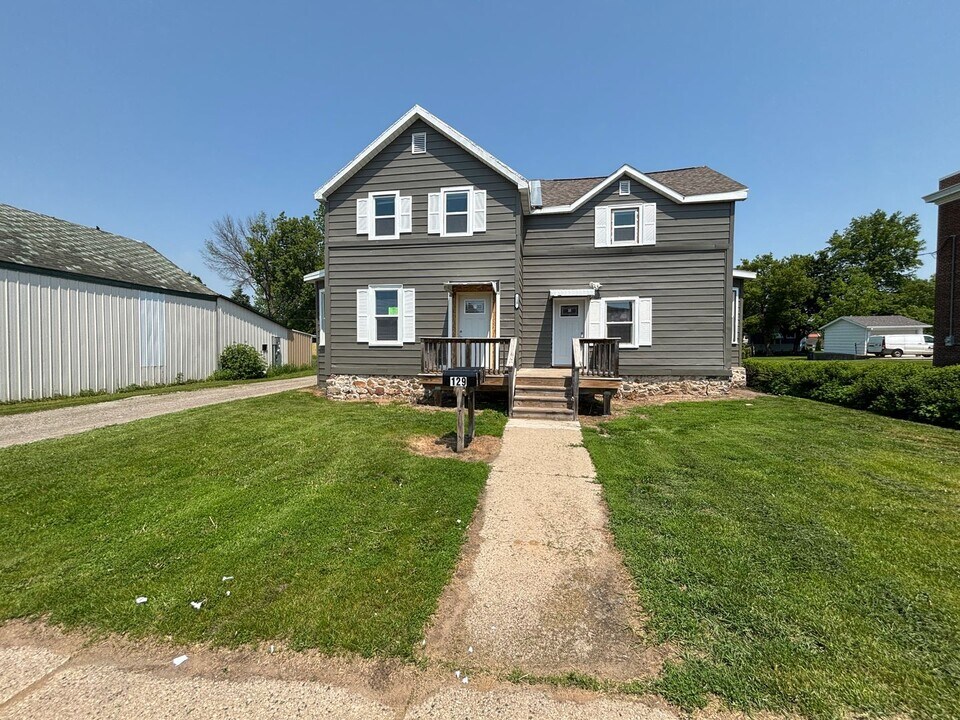 129 Congress St in Oconto, WI - Building Photo