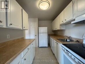 610 Lake St in St Catharines, ON - Building Photo - Building Photo