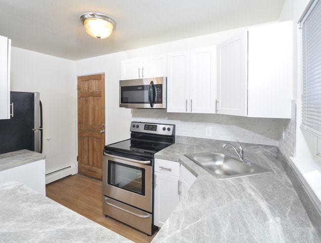 Knollwood Apartments in Phoenixville, PA - Building Photo - Building Photo