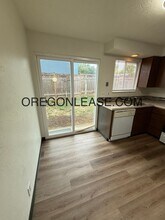 1754 Rainbow Loop in Springfield, OR - Building Photo - Building Photo