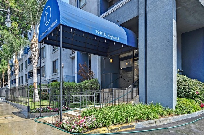 1940 N Highland Ave in Los Angeles, CA - Foto de edificio - Building Photo