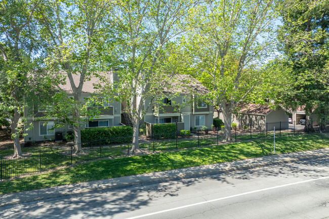 2200 Gateway Oaks Dr in Sacramento, CA - Foto de edificio - Building Photo