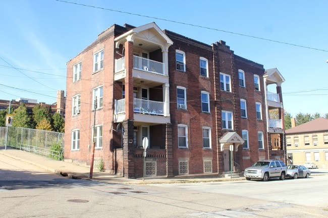 200 Kennedy Ave in Duquesne, PA - Foto de edificio - Building Photo