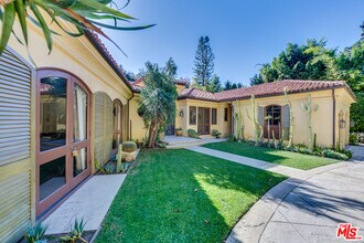 9530 Hidden Valley Rd in Beverly Hills, CA - Building Photo - Building Photo