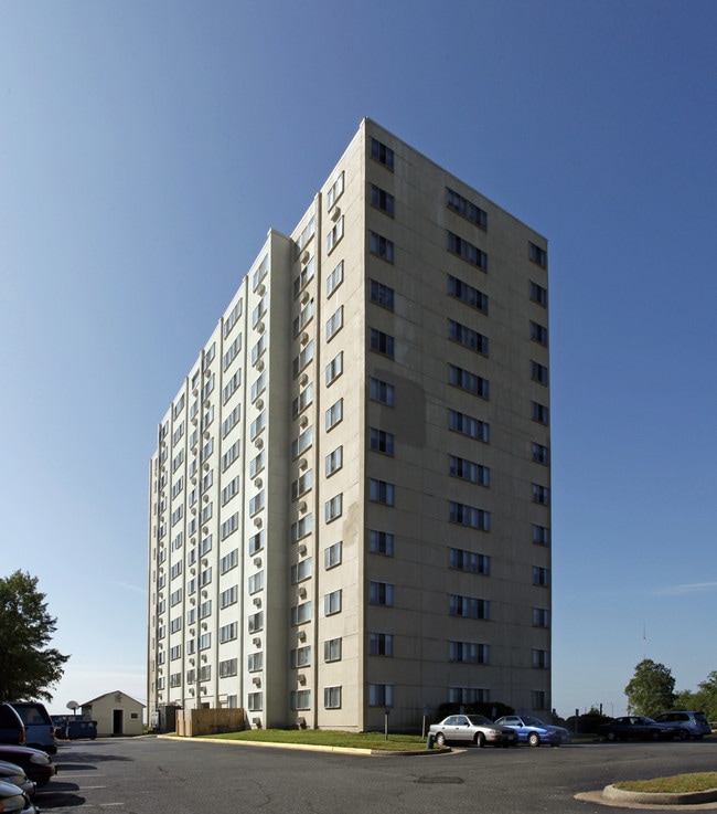 The Towers in Newport News, VA - Foto de edificio - Building Photo