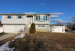 26 Circle Dr in Bay Shore, NY - Building Photo