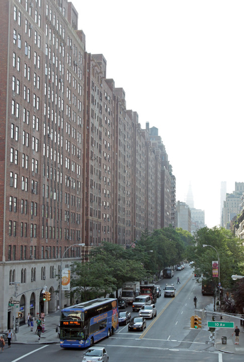 London Terrace Gardens in New York, NY - Building Photo