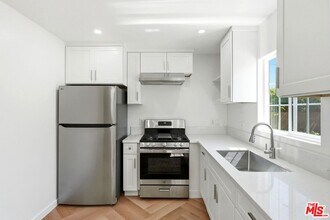 11445 Delano St in Los Angeles, CA - Building Photo - Building Photo