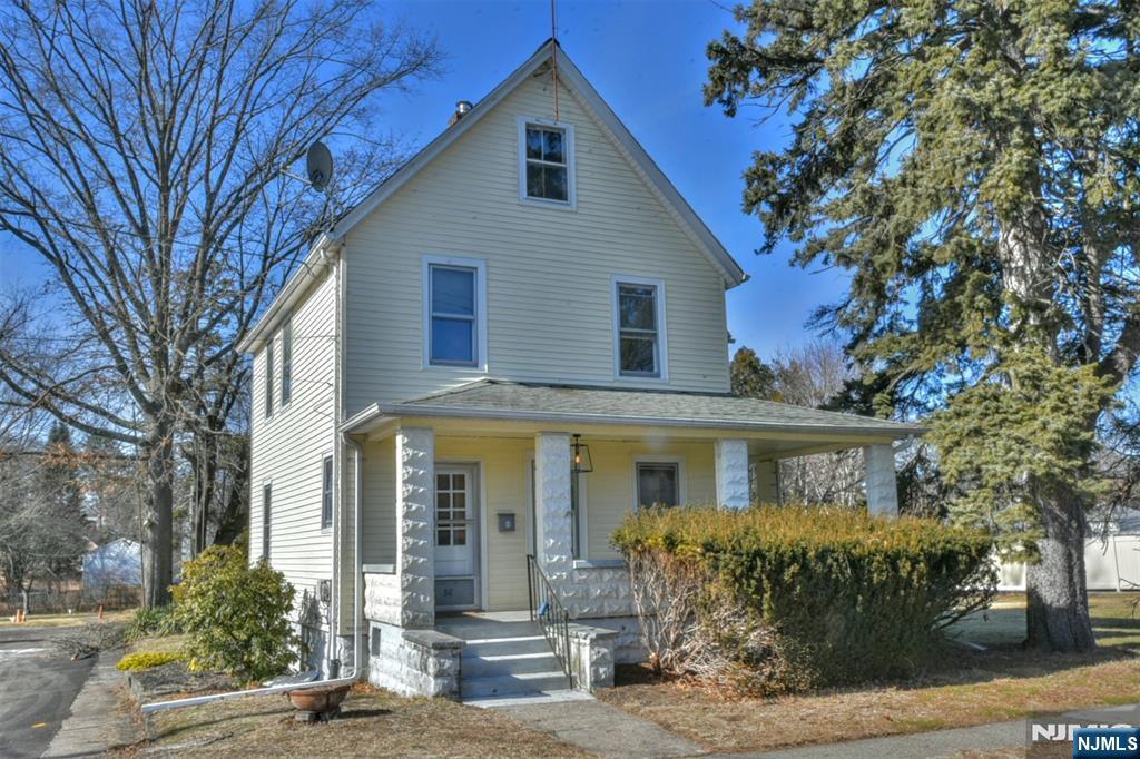 36 Zazzetti St in Waldwick, NJ - Building Photo