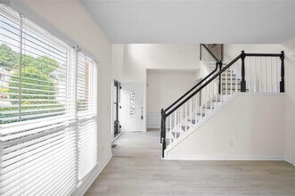 11005 Glenbarr Dr in Duluth, GA - Building Photo - Building Photo