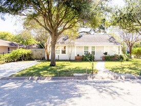 127 Pompano Ave in Galveston, TX - Building Photo