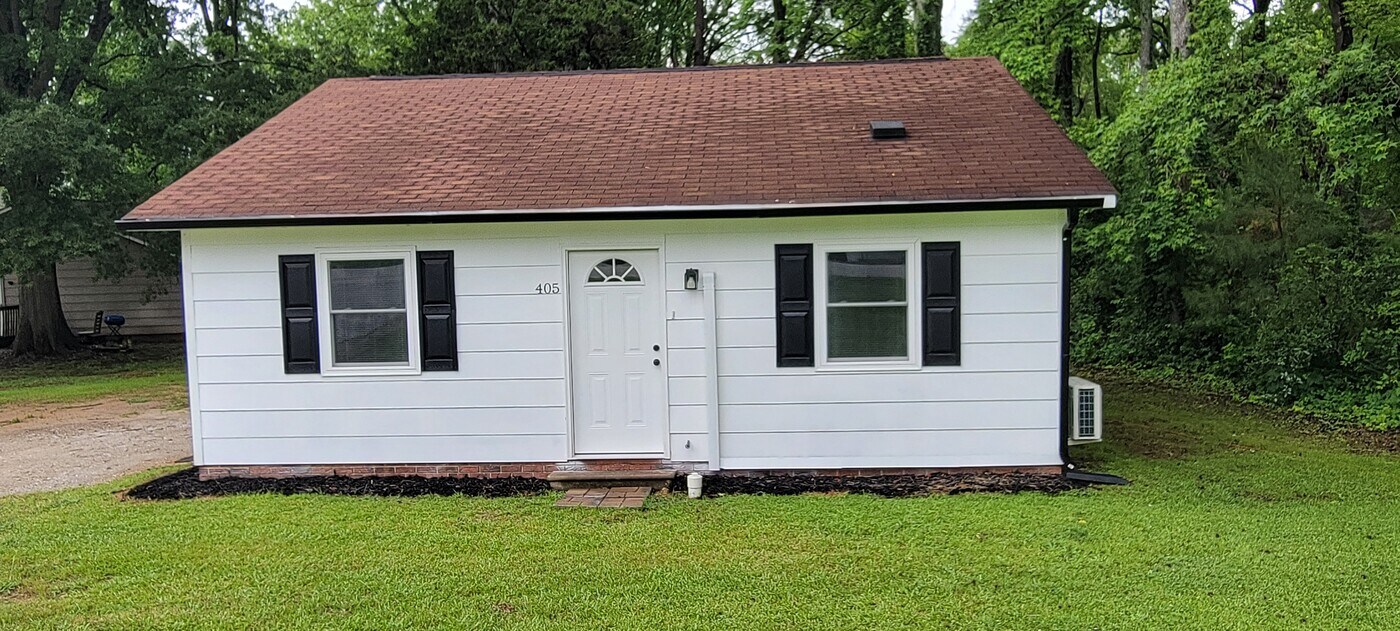 405 Blyth Rd in Greenwood, SC - Building Photo