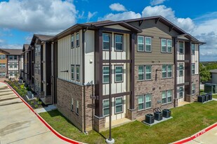 Lapiz Flats in Grand Prairie, TX - Building Photo