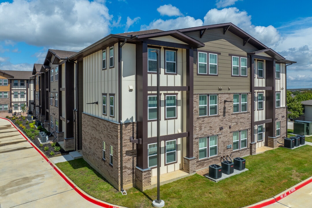 Lapiz Flats in Grand Prairie, TX - Building Photo