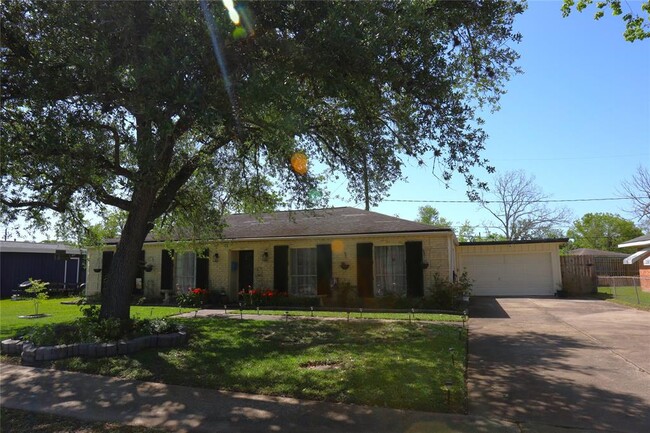 203 Birch St in Lake Jackson, TX - Building Photo - Building Photo