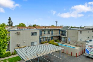 610 E Pine St in Lodi, CA - Building Photo