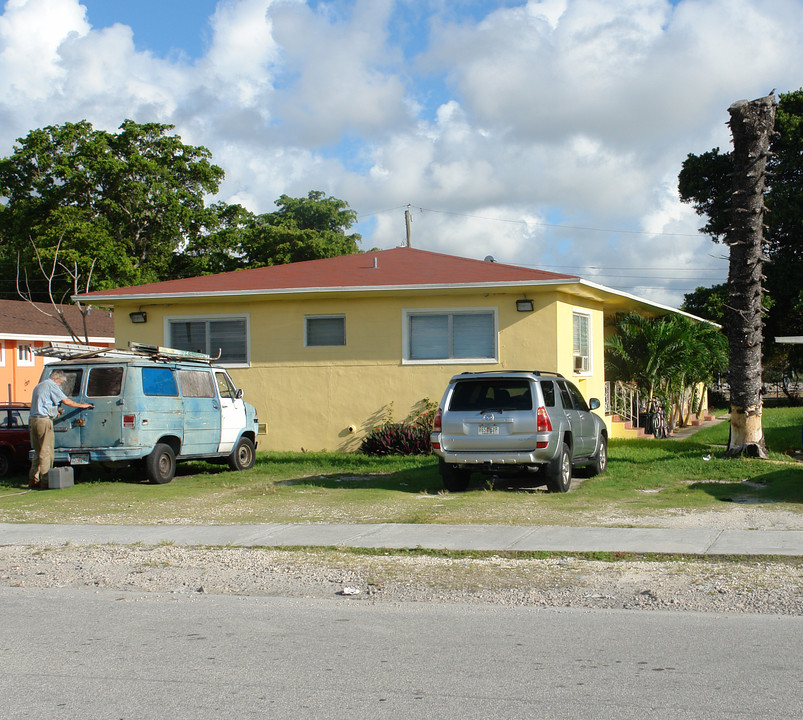 1355 NE 111th St in Miami, FL - Foto de edificio