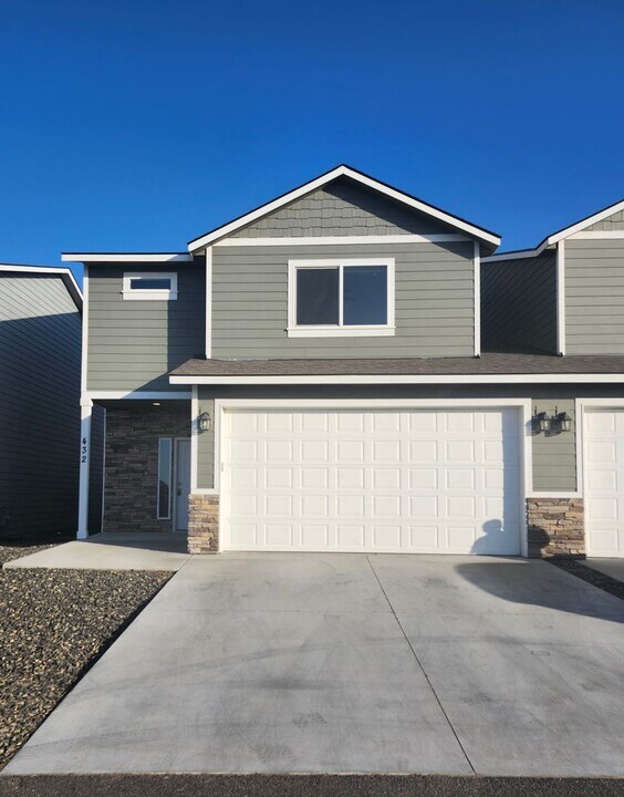 432 Bedrock Loop in West Richland, WA - Building Photo