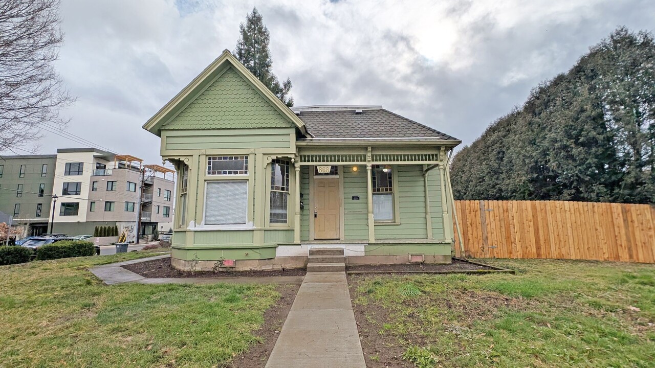 868 SE Washington St in Hillsboro, OR - Building Photo