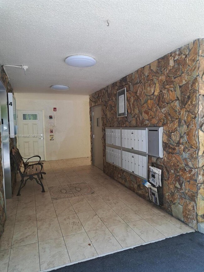 1024 SE 3rd Ave in Dania Beach, FL - Building Photo - Building Photo