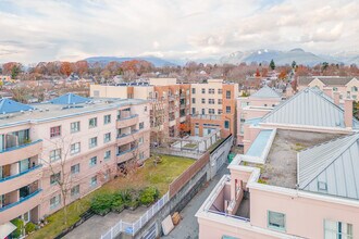 Broadway Crosssing in Vancouver, BC - Building Photo - Building Photo