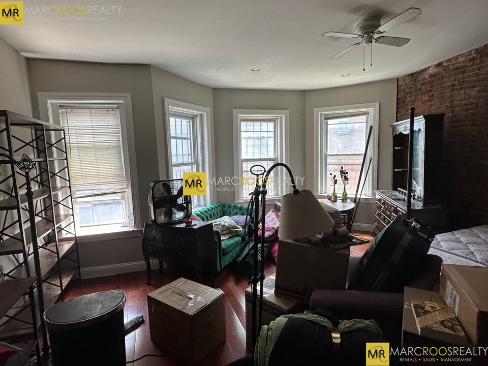 249 Newbury St, Unit 3R in Boston, MA - Building Photo