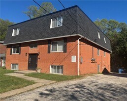 1803 Cromwell Dr in Akron, OH - Building Photo