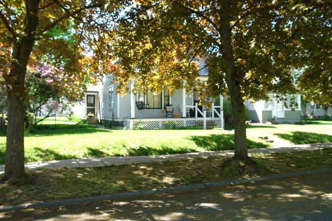 1215 W Spofford Ave in Spokane, WA - Foto de edificio - Building Photo