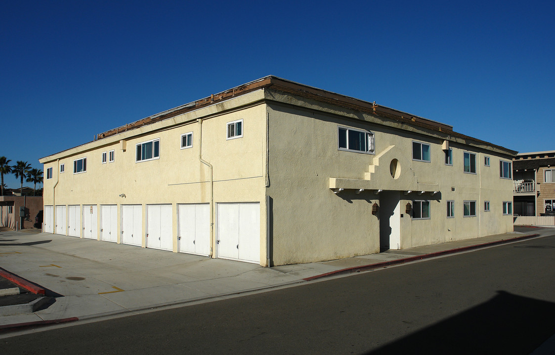 210 Cedar St in Newport Beach, CA - Building Photo