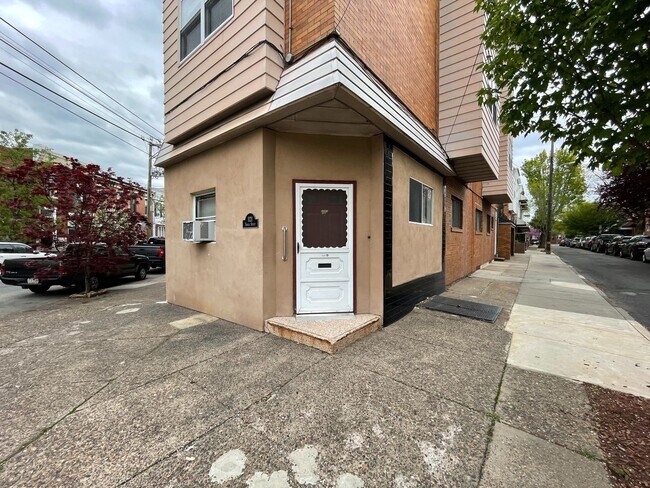 1121 Tasker St in Philadelphia, PA - Building Photo - Building Photo