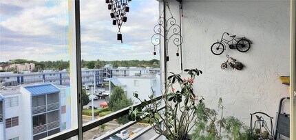 14165 SW 87th St in Miami, FL - Foto de edificio - Building Photo