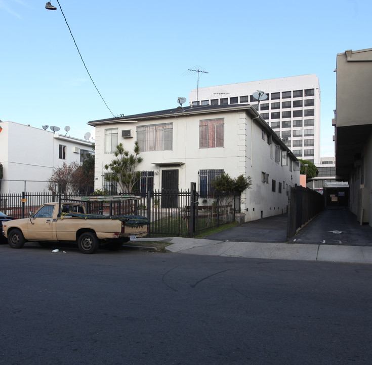 4633 La Mirada Ave in Los Angeles, CA - Foto de edificio