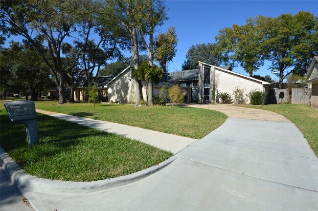 15702 Tumbling Rapids Dr in Houston, TX - Building Photo - Building Photo