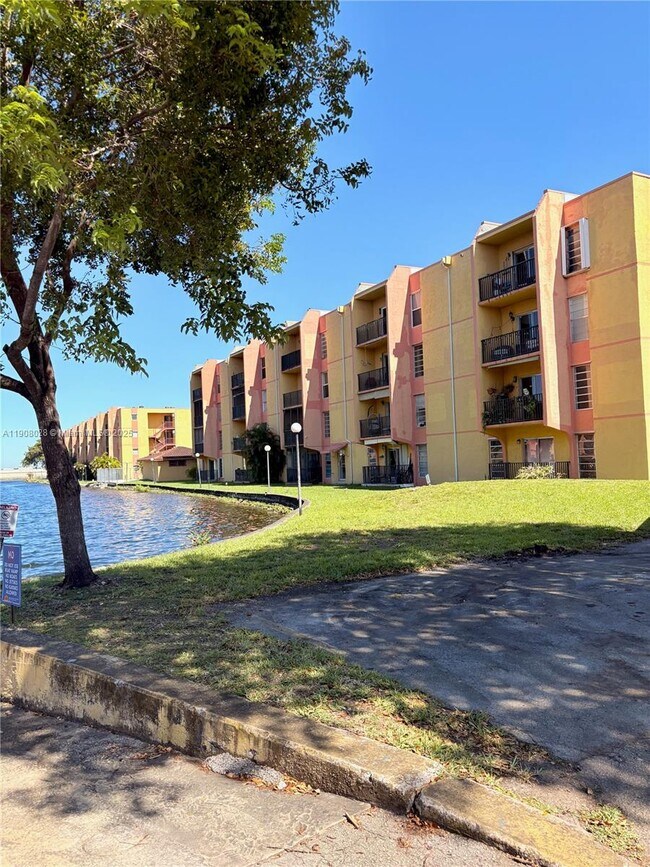 4719 NW 7th St in Miami, FL - Building Photo - Building Photo