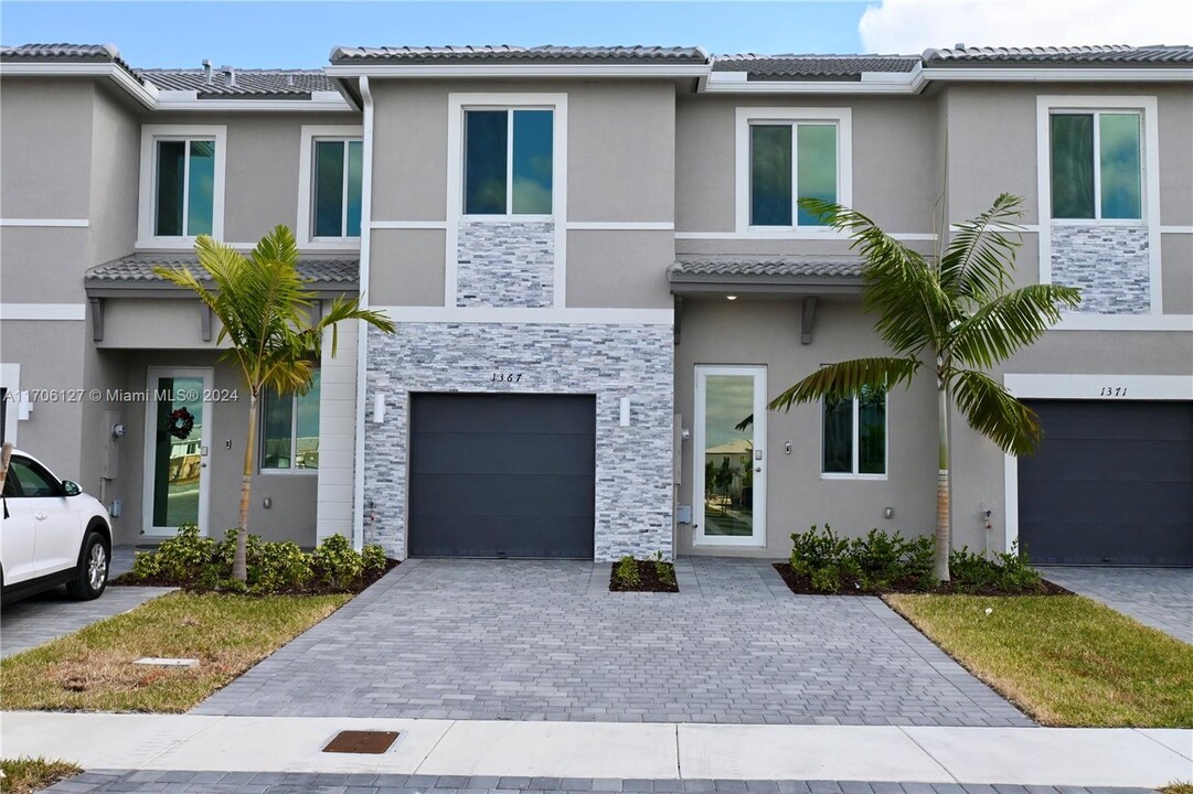 1367 SE 7th Ter in Homestead, FL - Building Photo