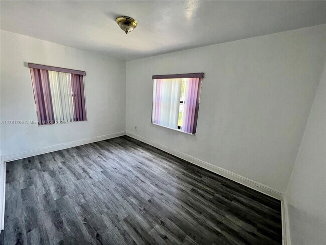 1801 NW 88th St in Miami, FL - Foto de edificio - Building Photo