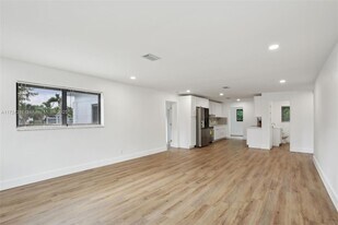 327 NE 15th Ave in Boynton Beach, FL - Building Photo